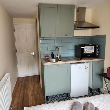 Ensuite Studio Flat Crawley-Gatwick Ifield Bagian luar foto