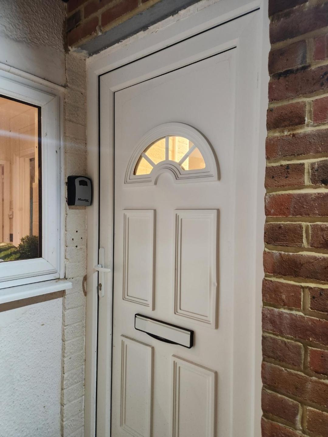Ensuite Studio Flat Crawley-Gatwick Ifield Bagian luar foto